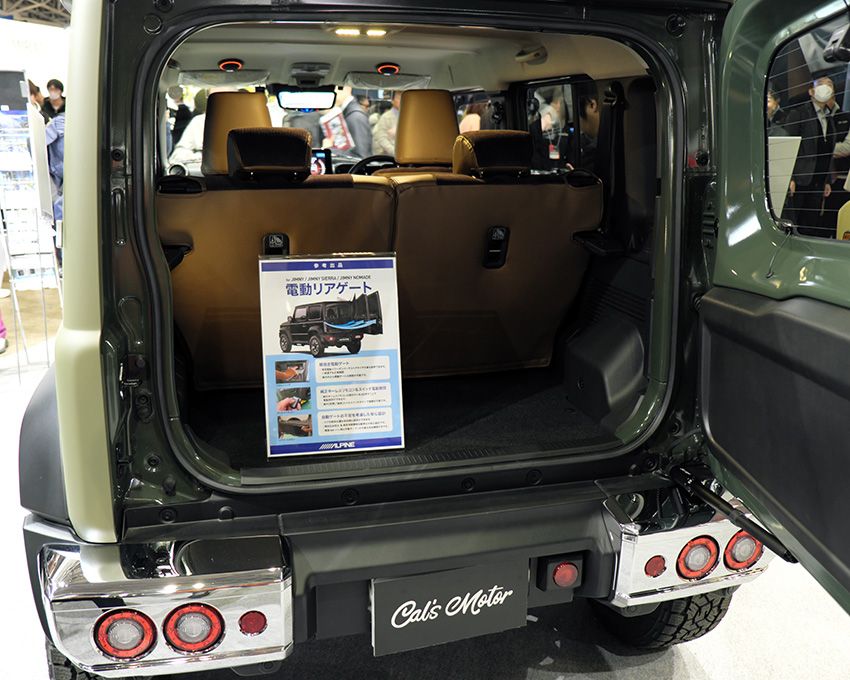 リモコンキーで開閉可能な電動バックドアも装備。バンパー下で足をかざしてドアを開けられる機能「ハンズフリーパワーバックドア」も備わる。