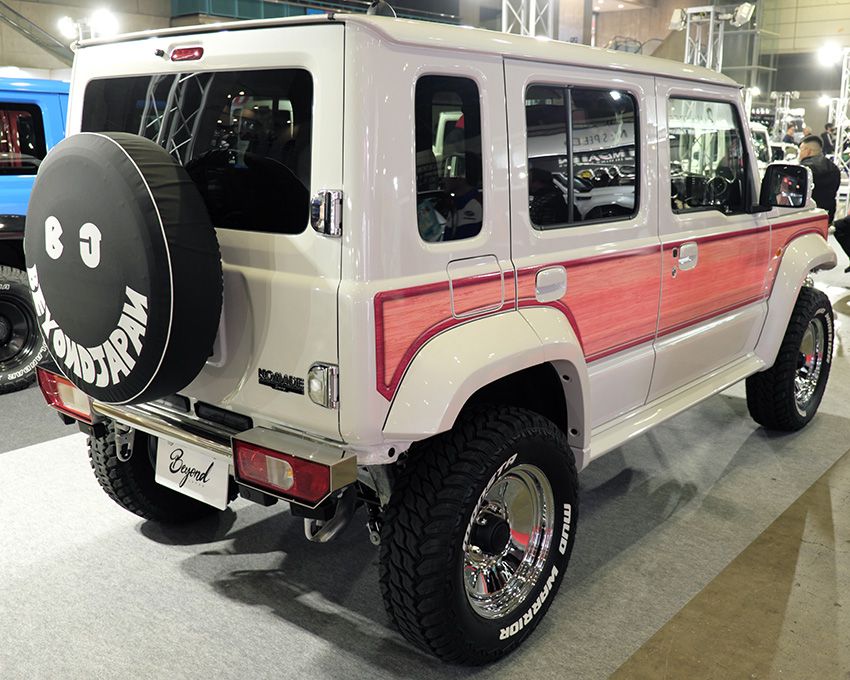 リフトアップされた足元は、ホワイトレターが特徴のMONSTAのオフロードタイヤ。いい塩梅でタフさが演出されている。