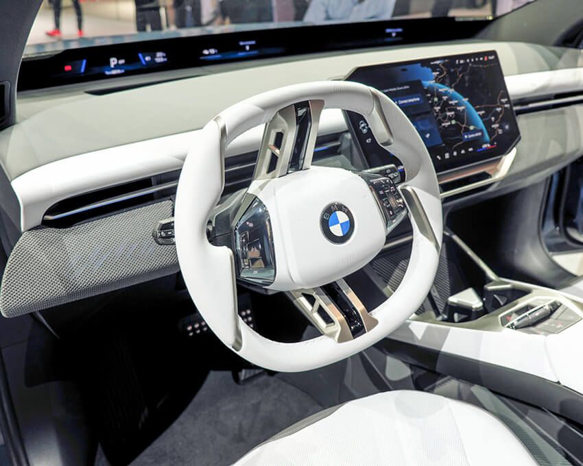 完全自社開発のBMWダイナミック・パフォーマンス・コントロール・ソフトウェアにより、静止状態からダイナミックな限界領域まで、車両全体の走行特性を管理するという。そう、同社が掲げている「駆け抜ける歓び」が、電動化によって再定義されるのだ。