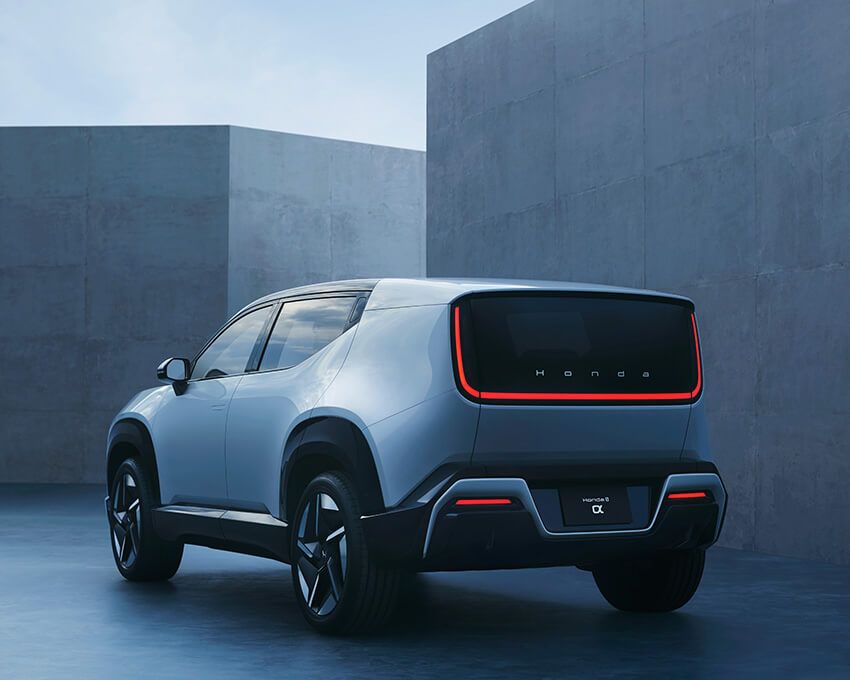 リアはテールランプやバックライト、ウインカーなどをまとめたU字のライトが輪郭を際立たせている。