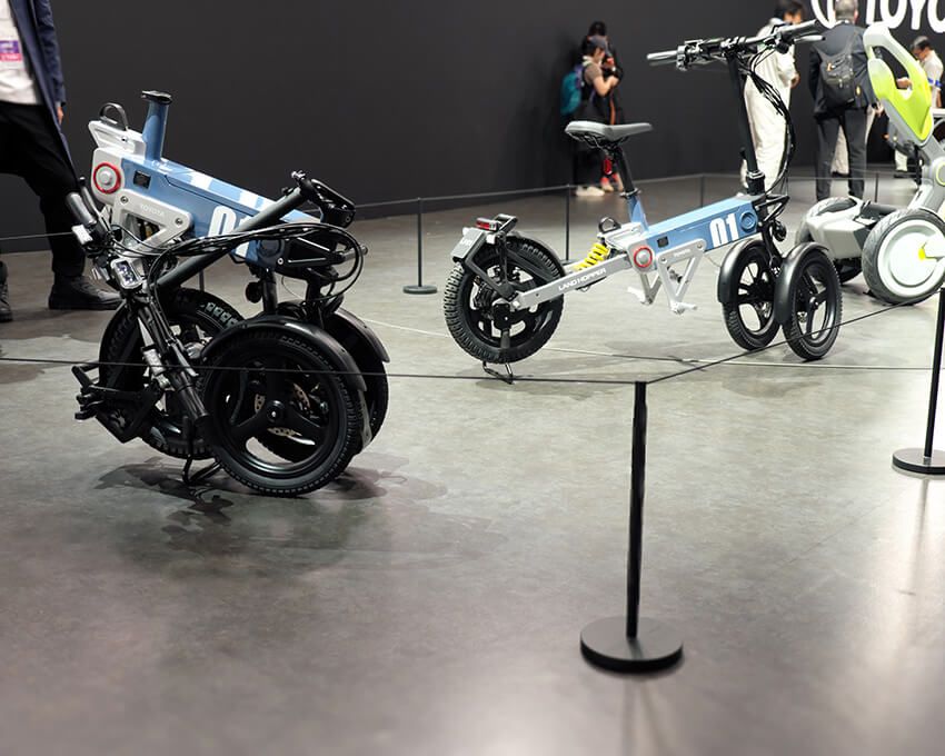 写真手前のように折り畳むことができる。