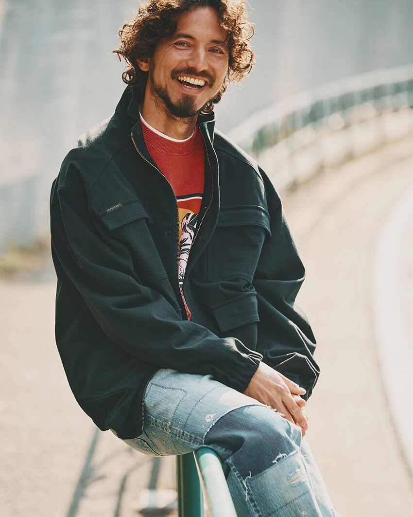 ジャケット4万4000円、デニム8万3600円、ニット2万9700円／すべてヒステリックグラマー