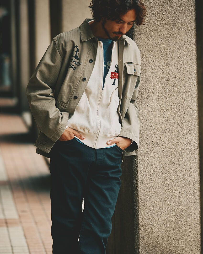 ジャケット4万9500円、デニム3万9600円、中に着たブルゾン3万5200円、Tシャツ1万4300円／すべてヒステリックグラマー