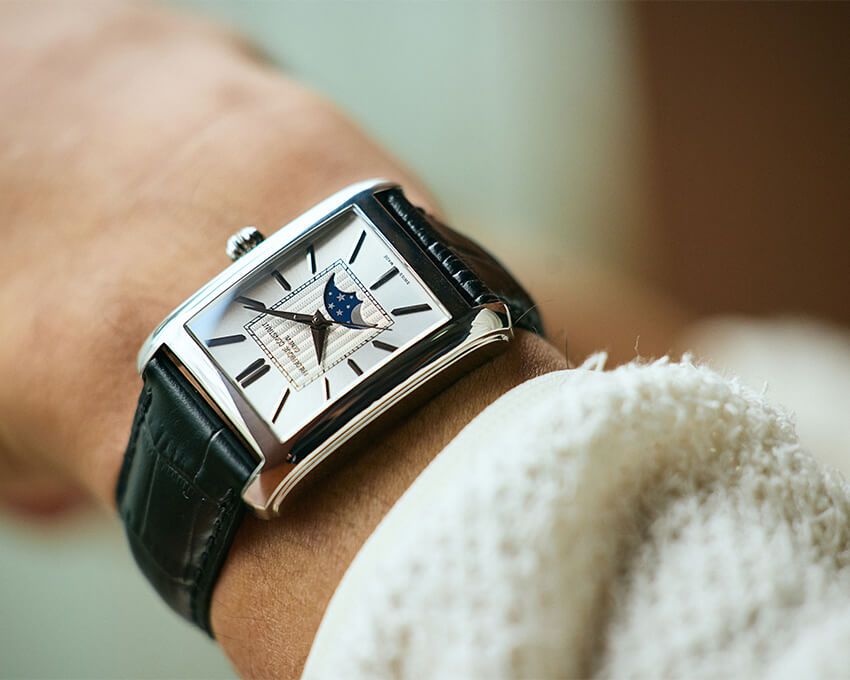 「クラシック カレ ムーンフェイズ  オートマチック」SSケース、ケースサイズ縦33.3mm×横30.4mm、自動巻き。33万円／フレデリック・コンスタント　0570-03-1988