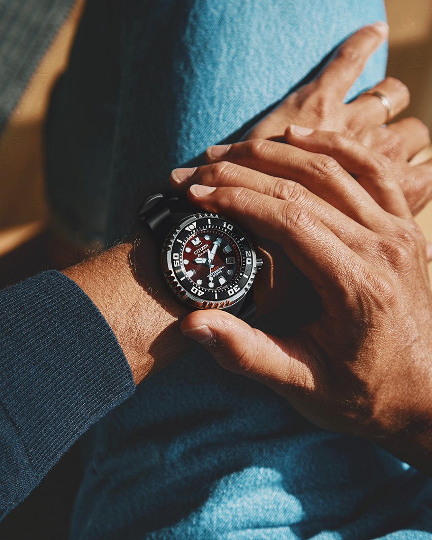 ケースの2時側に、時計の破損を防ぎ、ダイバーを守る機構「ヘリウムエスケープバルブ」を設置した300m飽和潜水用防水モデルのエコ・ドライブ プロフェッショナルダイバー300m 「BN1024-01Z」。ステンレスケース、46㎜径、光発電エコ・ドライブ。12万1000円／シチズン　0120-78-4807