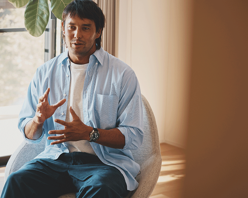 シャツ4万4000円／へリル（にしのや　03-6434-0983）、Tシャツ1万6500円／モクティ（ユナイトナイン　03-5464-9976）、古着のパンツ1万5290円／ジャンピン ジャップ フラッシュ　03-5724-7170