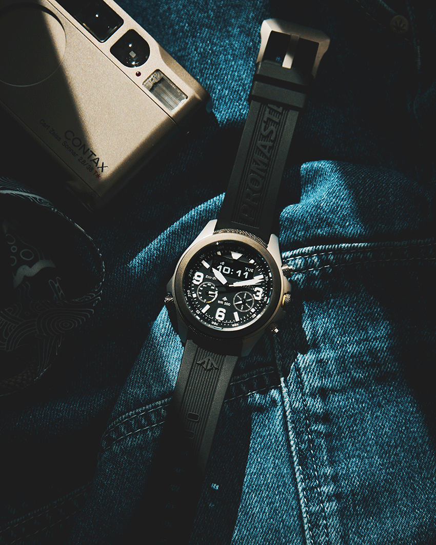 撮影時に着用していた愛用ウォッチの1本がプロマスター「LANDシリーズ」の「JV1007-07E」。アナログ時計が持つ視認性と美しさ、デジタル時計の特徴である機能性とツール感に溢れるデザインが魅力のモデルだ。ステンレスケース、43.9㎜径、光発電エコ・ドライブ。12万6500円／シチズン