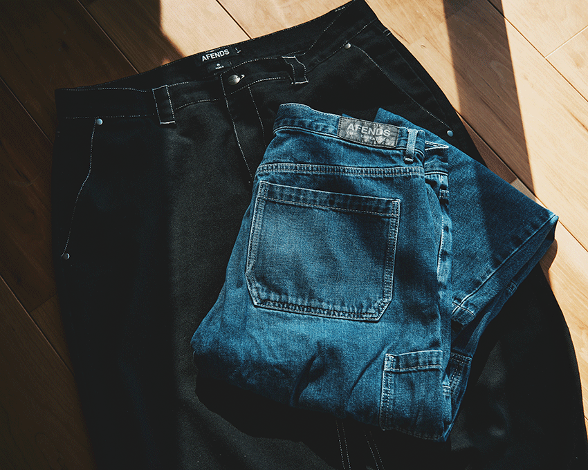 今回スーツケースに入っていたのはオーストラリアのバイロンベイ発祥のブランド、アフェンズのデニム。パワフルなサーフィンを生み出す屈強な下肢を、ゆったりとしたデザインのデニムが包み込む。