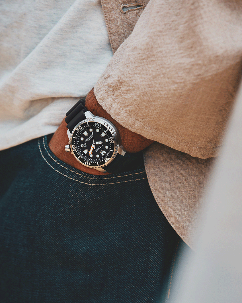 端正なフェイスが使用シーンを選ばないロングセラーモデルはダイビング中の安全性を考慮した機能を搭載する本格派。エコ・ドライブ ダイバー200m「BN0156-05E」。ステンレスケース、44㎜径、光発電エコ・ドライブ。4万7300円／シチズン0120-78-4807