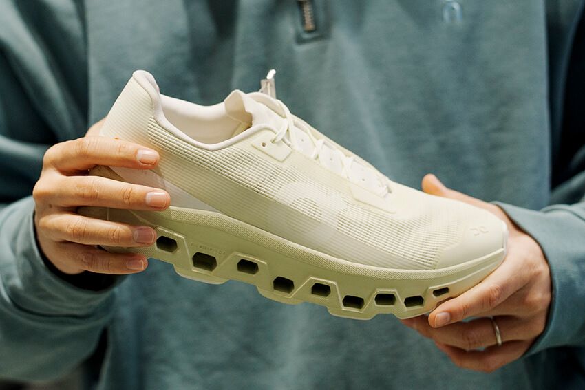 ソール構造と搭載テクノロジーはランニングモデルと同様。圧倒的なクッション性と推進力、そして軽さ。走るために生まれた快適さを、そのまま日常で味わえるのが魅力だ。