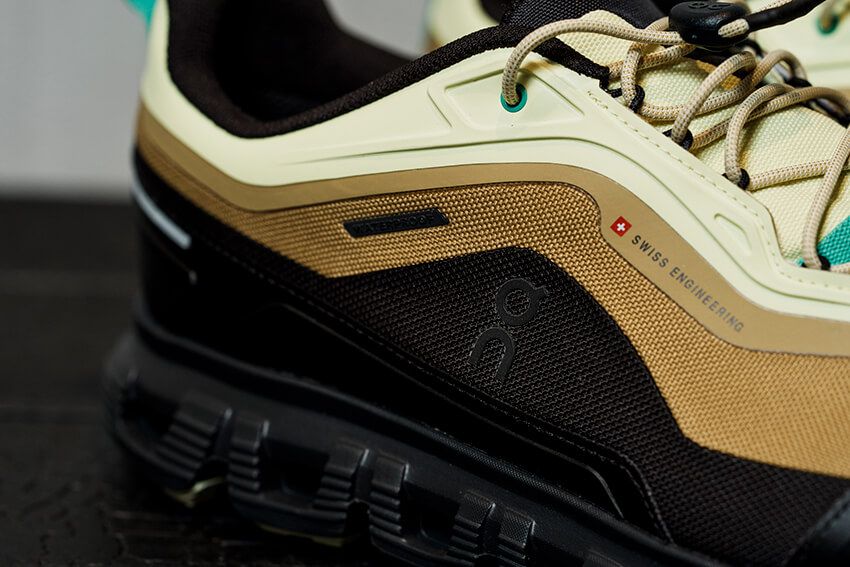 シューレースはトグル式で、直感的にフィット感を調整可能だ。