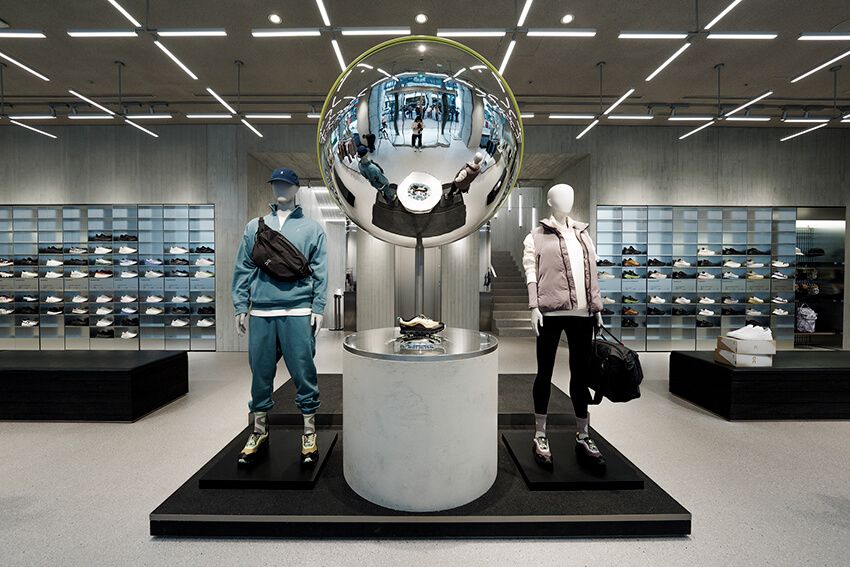 昨年9月にオープン。直営店としては世界で2番目の規模を誇る。シューズはもちろん、アパレルやアクセサリーまでラインナップは国内最大級。ブランドの思想が静か滲む造作にも注目だ。
