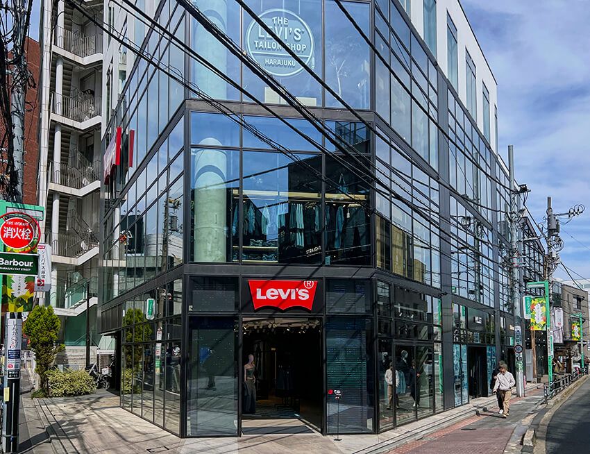 昨夏のリニューアルオープンを経て、ますます勢いを増す同店。全3フロアからなるアジア最大級の売り場が、国内外のゲストを出迎える。1階には最新アイテムや人気モデル、ウィメンズラインが並び、2階はシーズンの全コレクションを網羅。3階には工房を併設し、裾直しや自分だけの一本を作るカスタムなどの相談も随時受け付けている。