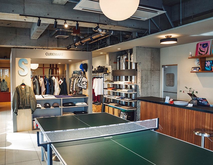 中央には、大きなカウンターと卓球台が陣取る。まさに憩いの場。