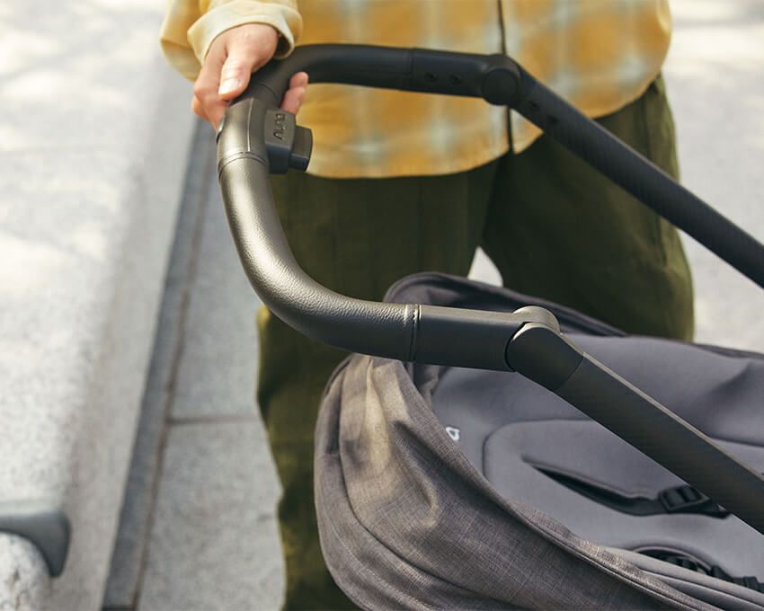 レザーをあしらったハンドルは、３段階に角度調整が可能。シチュエーションに合わせて、素早くアジャストでき、まさに至れり尽くせり。