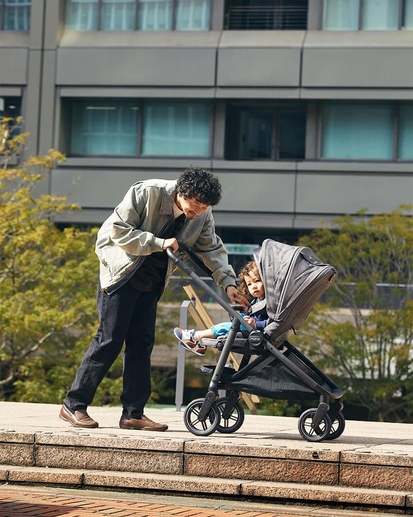 大人●ベビーカー12万6500円／ヌナ（カトージ　0120-717-178）、ジャケット1万9800円／リーバイス（リーバイ・ストラウス ジャパン　0120-099-501）、ポロシャツ2万円／クレープスキュール（オーバーリバー　info@overriver.com）、中に着たTシャツ2970円／ヘインズ（ヘインズジャパン　0120-872-032）、デニム4万9500円／シーヴ（ブリーズ　contact@ceive.jp　子供●パーカ1万9800円／ディーゼル キッズ（ブレイブ キッド　0120-55-1978）、スウェット 7150円、オーバーオール8250円／ともにザ・ノース・フェイス（ゴールドウインカスタマー　0120-307-560）、スニーカー6930円／ニューバランス（ニューバランス ジャパン　0120-85-7120）