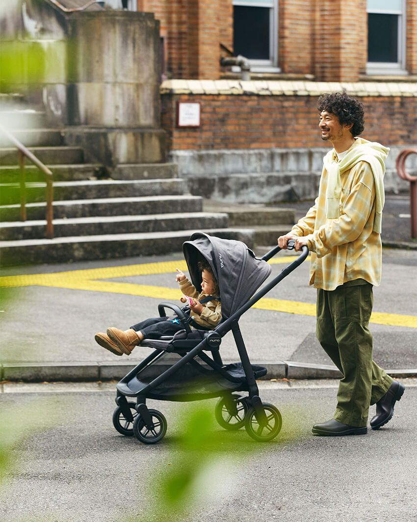 大人●ベビーカー12万6500円／ヌナ（カトージ　0120-717-178）、シャツ3万5200円、肩に掛けたスウェット3万800円／ともにコンコース（スタンド　0778--29-1191）、中に着たカットソー3850円／ヘインズ（ヘインズジャパン　0120-872-032）、パンツ3万5200円／ハンド ルーム（バウ インク　03-6427-1590）、ブーツ4万1800円／ブランドストーン（シードコーポレーション　054-282-2112）　子供●デニムジャケット2万8600円、デニム2万2000円／ともにディーゼル キッズ（ブレイブ キッド 　0120-55-1978）