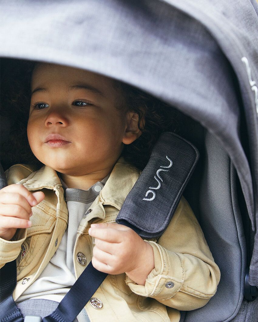 メリノウールと再生繊維を使用した肩ベルトカバーも肌触りが優しく、安心感が高い。