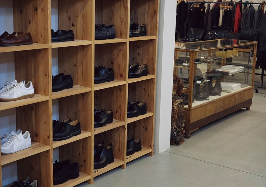 整然と並んだ、パラブーツをはじめとする革靴。店内のムードも落ち着いている。