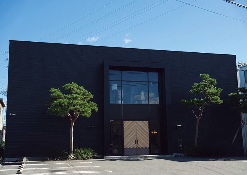 控えめながらもモダンな、真っ黒のファサード。