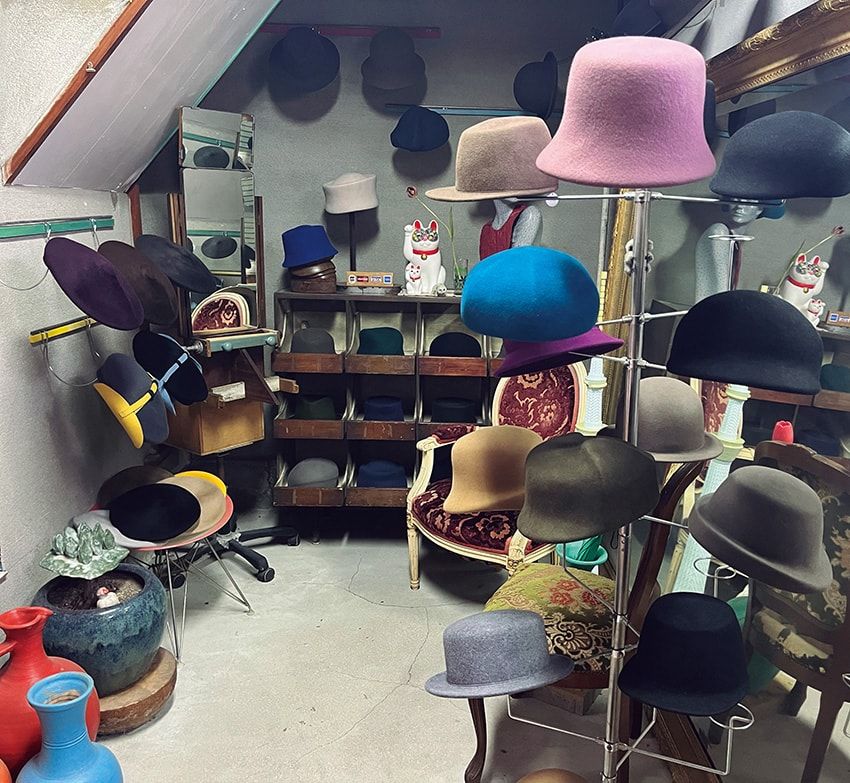 時代、素材、様式もさまざま。ユニークなデザインの帽子が所狭しとぎっしりと並んでいる。