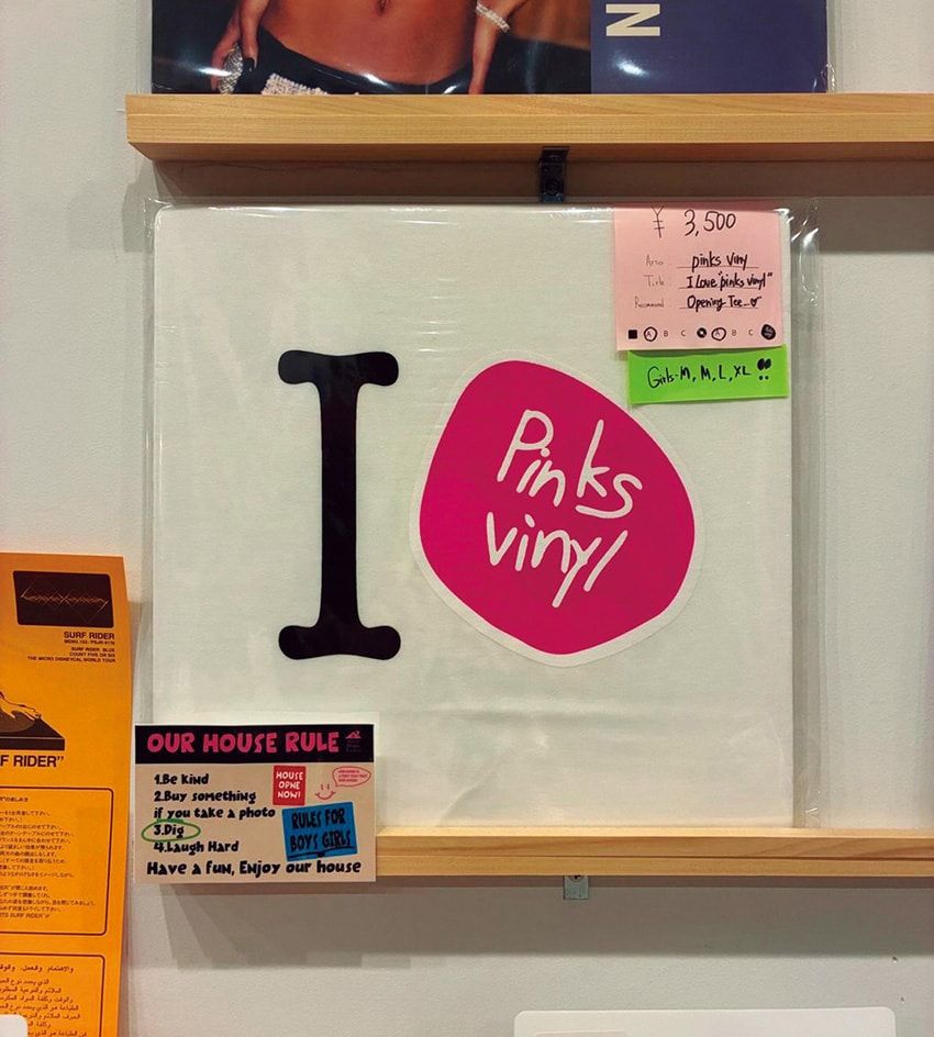 レコード型にパッケージされたスーベニアTシャツ。3500円。