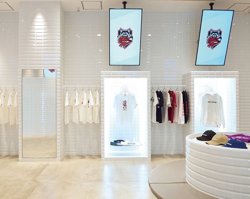 1階は白を基調に、洗練された空間。