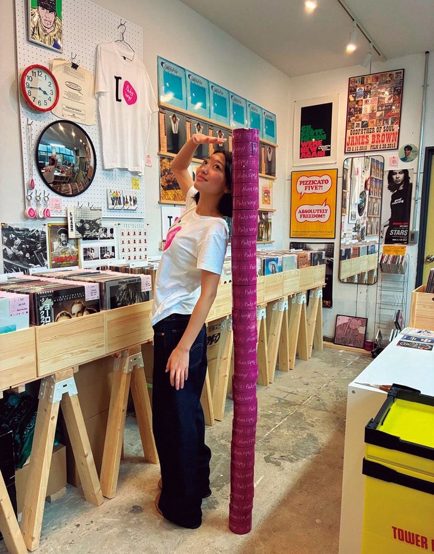 誤発注した自社テープのタワー。今ならまだショッパーに貼ってくれる!?