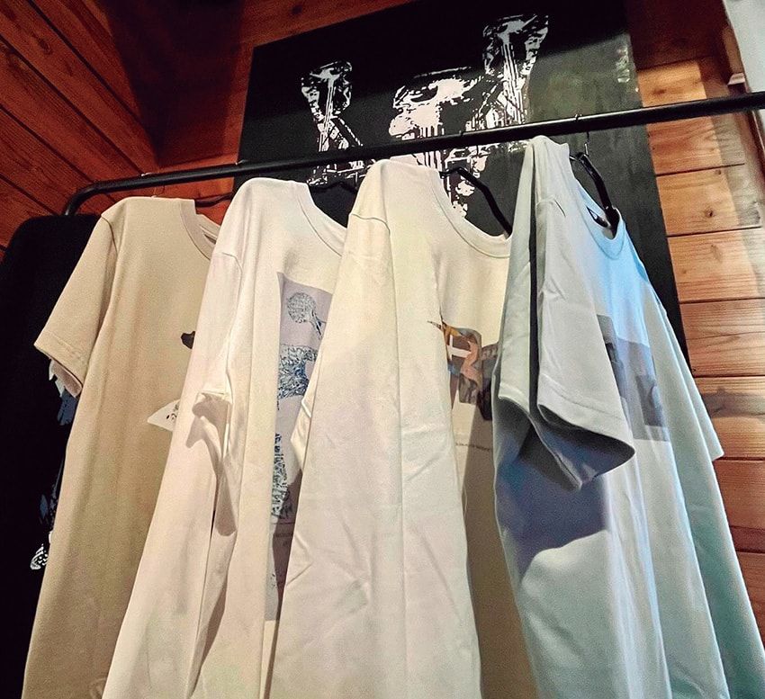 グラフィックを用いた、オリジナルのアパレルも展開。すべて一点もの。6300円〜。