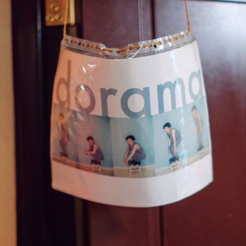 吊るされた看板には、映像のフレームを思わせるコマ撮りが。