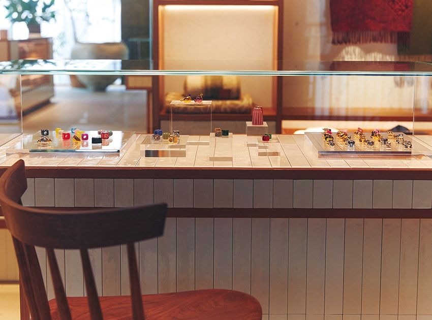 アートとパーソナライゼーションの融合。そんなフロアを象徴するのが、カスタマイズ用のチャームコーナー。定番のダイスデザインからシーズン限定のモチーフまで、充実のラインナップに目移り必至だ。