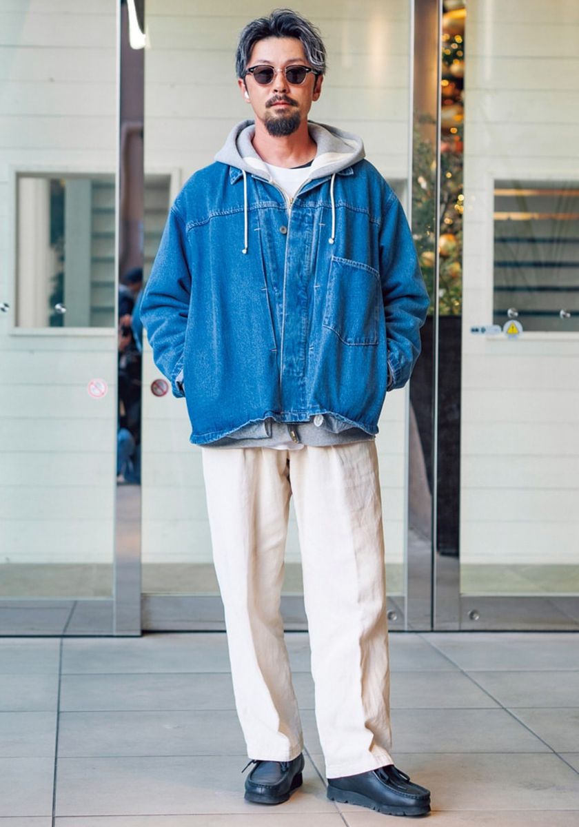 ブーツ＝クラークス オリジナルズ　 デニムジャケット＝ジャーナルスタンダード　パーカ＝デッサン　パンツ＝ファーラー　サングラス＝アメリカン オプティカル