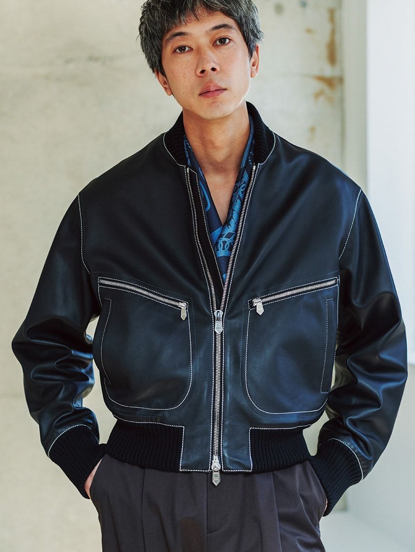 ジャケット220万円、パンツ15万6200円、スカーフ8万9100円／すべてエルメス（エルメスジャポン