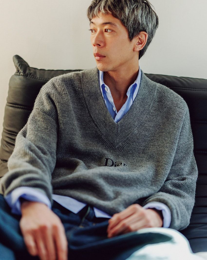 「今年気になるVネックニット。この大人っぽさに魅了される」。ニット33万円、シャツ13万5000円、パンツ38万円／すべてディオール（クリスチャン ディオール　0120-02-1947）