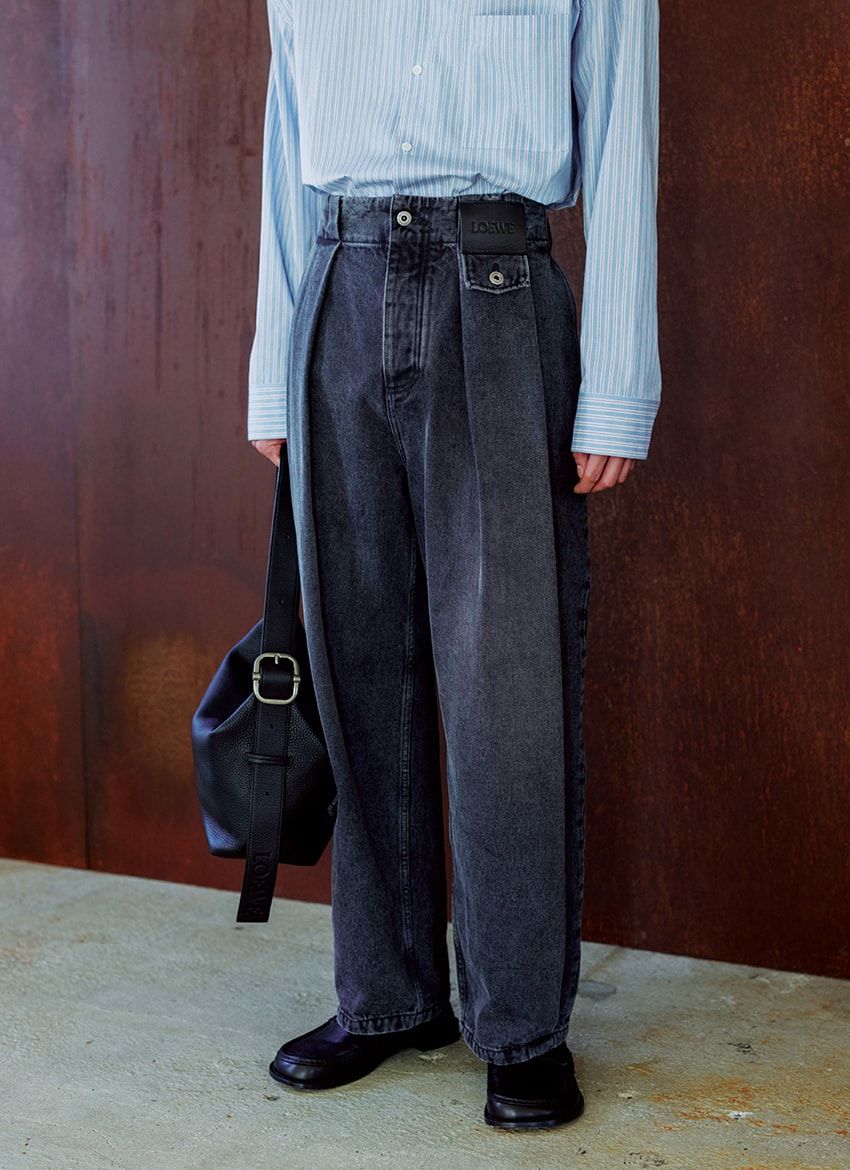 「ディテールで遊んだ縦のラインが完璧。何本も欲しい！」。デニム19万6900円、シャツ15万7300円、靴16万2800円、バッグ41万6900円／すべてロエベ（ロエベ ジャパン　03-6215-6116）