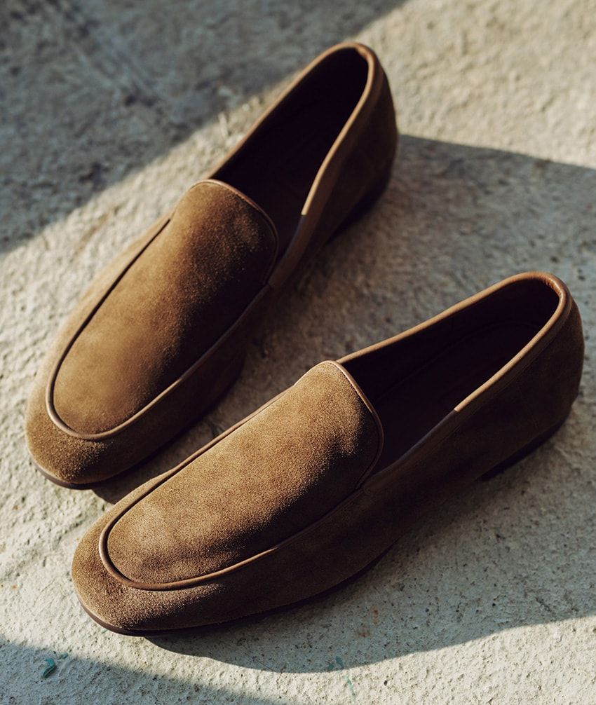 ロエベのデニムに、ジョンロブの革靴も。リアルな装いに寄り添う、ラグジュアリーな逸品たち - 3枚目の画像