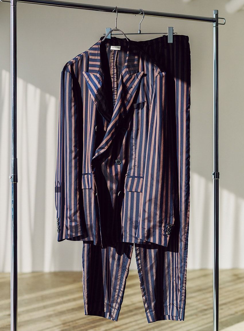 ロエベのデニムに、ジョンロブの革靴も。リアルな装いに寄り添う、ラグジュアリーな逸品たち - 5枚目の画像