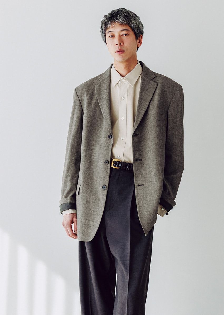 「軽くて上質な仕立ては、さらっと着てこそ面白い」。ジャケット72万4900円、シャツ23万3200円、パンツ23万3200円、ベルト15万1800円／すべてザ・ロウ（ザ・ロウ・ジャパン