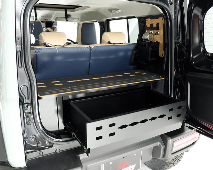 引き出し式収納で、車の常備品やキャンプギアなどを効率的に載せられる。