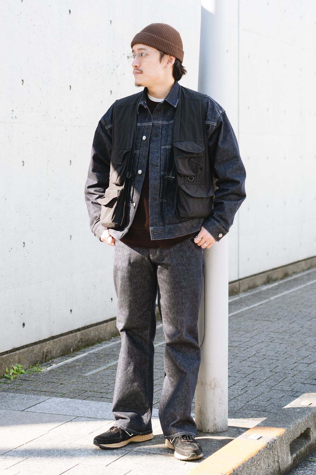 Gジャン、ニット、デニム＝すべてジュンハシモト　ベスト、帽子＝ともにノーブランド　シューズ＝ニューバランス　眼鏡＝ジェントルモンスター　リング＝アンブッシュ　リング2 、リング3＝ともにハンドメイド