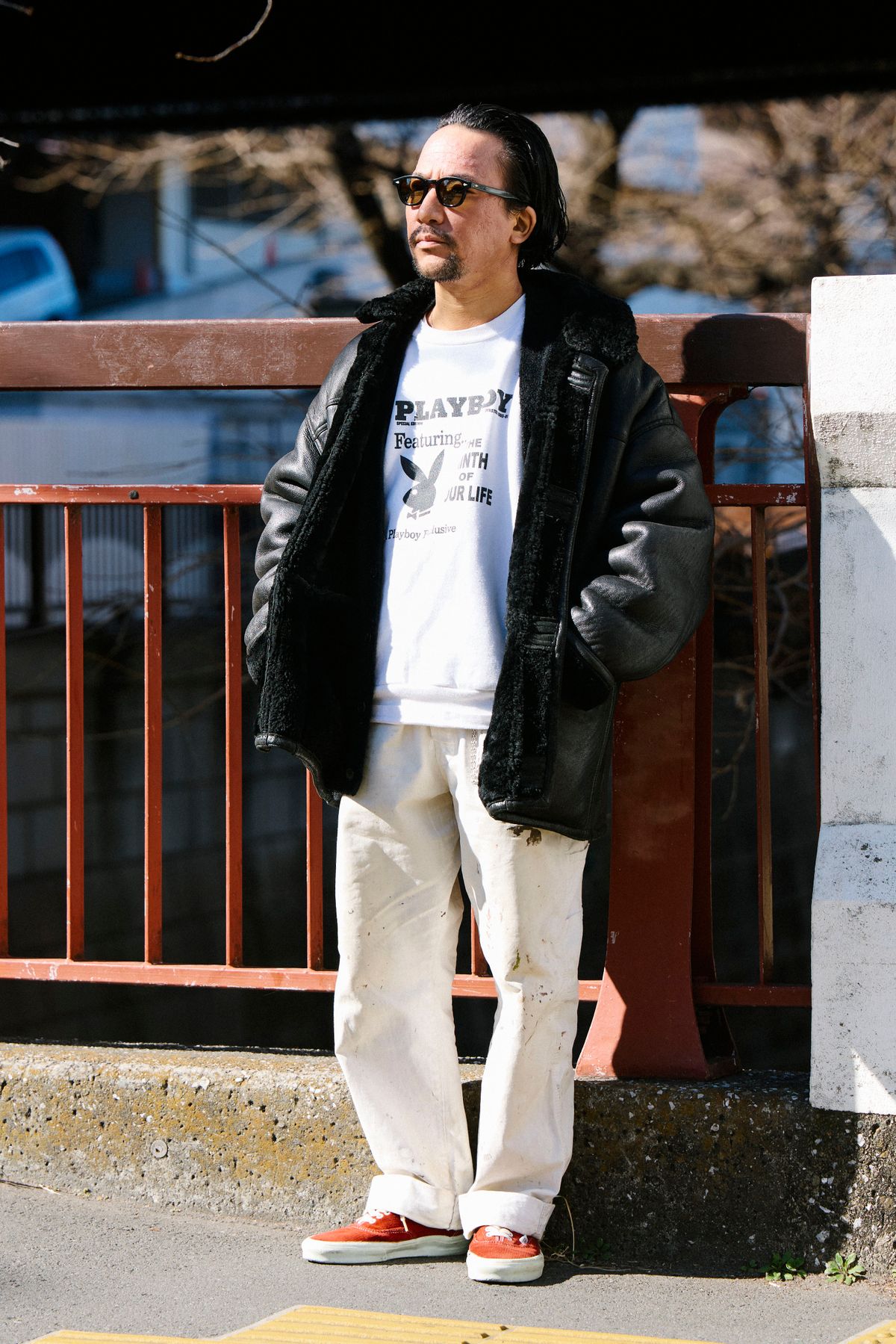 ジャケット、カットソー、パンツ＝すべて古着