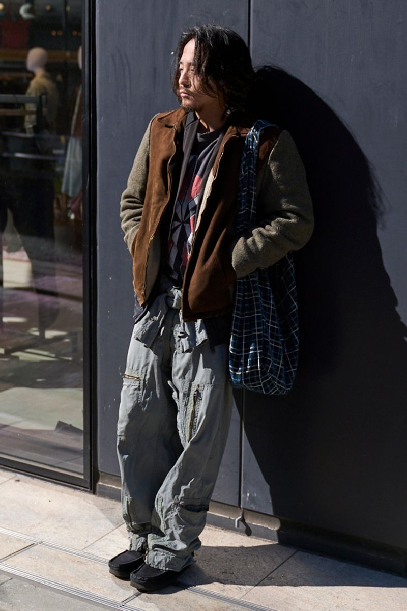 ジャケット、パンツ＝ともに古着