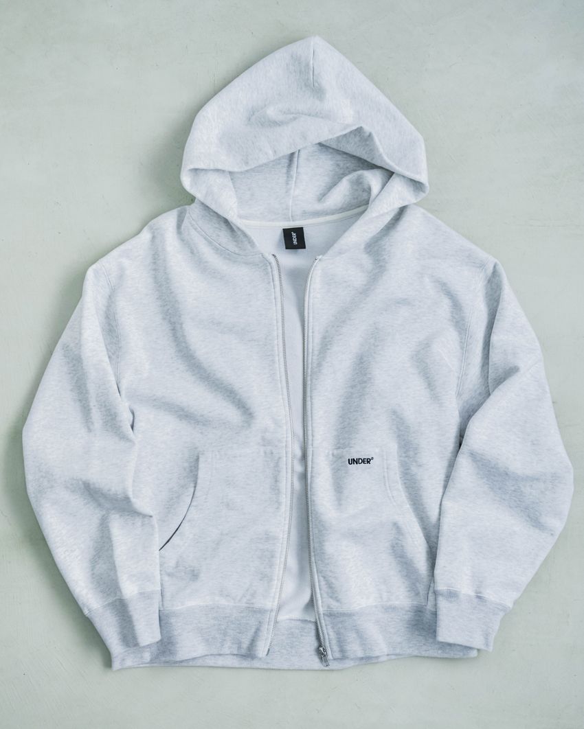 「エンブロイダリーロゴ スウェットジップフーディー」2万5300円／アンダーアール　0120-983-781