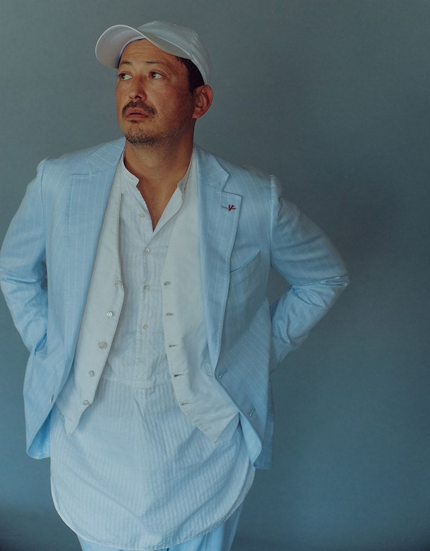 スーツ55万円／イザイア ナポリ（イザイア ナポリ 東京ミッドタウン　03-6447-0624）、古着のベスト3300円、古着のシャツ 3300円／ともにサファリ5号店　03-5913-8012、古着のキャップ 7590円／アームズ クロージング ストア︎　03-3793-5334