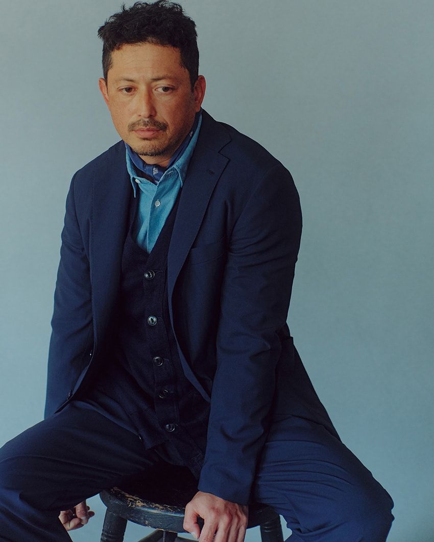 スーツ 38万5000円／ベルヴェスト（八木通商　03-6809-1718）、古着のカーディガン1万4800円／フィルム　03-6804-0608、シャツ 5万1700円／アスペジ（トヨダトレーディング　03-5350-5567）、ストール 6600円／リカー ユーズド クロージング　03-5305-5103