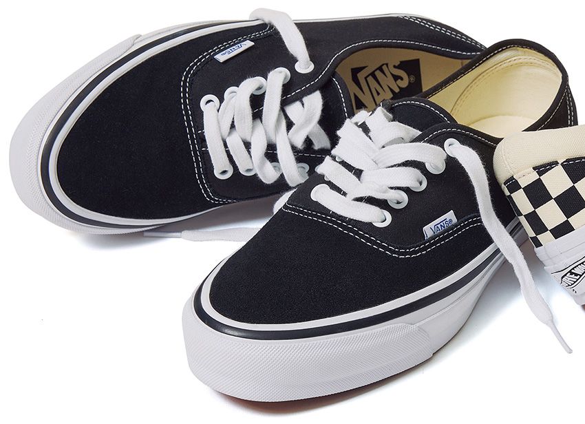 右●1万1000円、左●1万1550円／ともにヴァンズ（ヴァンズ ジャパン　0120-994-250）