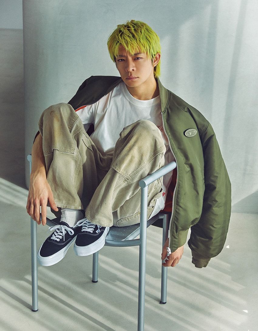 大好きだというヴァンズのオーセンティックと、最近お気に入りのカーハートのダックパンツを合わせたヴィンテージスタイル。膝部分に見られる汚れを筆頭に、生地のやれ感や褪色などの味わい深いダメージが芸術的な表情を見せる。カーキのフライトジャケットを無造作に羽織り、アースカラーのグラデーションが完成。ジャケット8万300円、Tシャツ1万3200円／ともにディーゼル（ディーゼル ジャパン　0120-55-1978）、ヴィンテージパンツ2万1780円／ラボラトリーアール　03-5414-3190