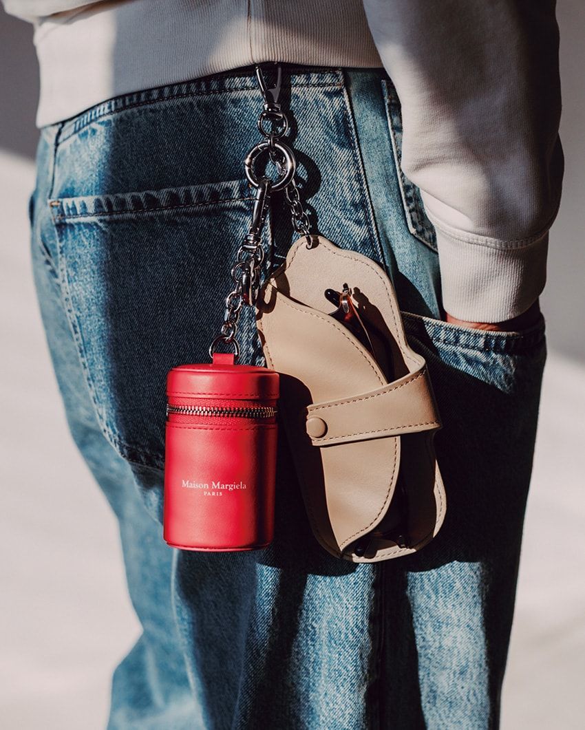 アイウェアケース チャーム6万6000円、ポーチ チャーム5万7200円、デニム15万7300円／すべてメゾン マルジェラ（マルジェラ ジャパン　0120-934-779）