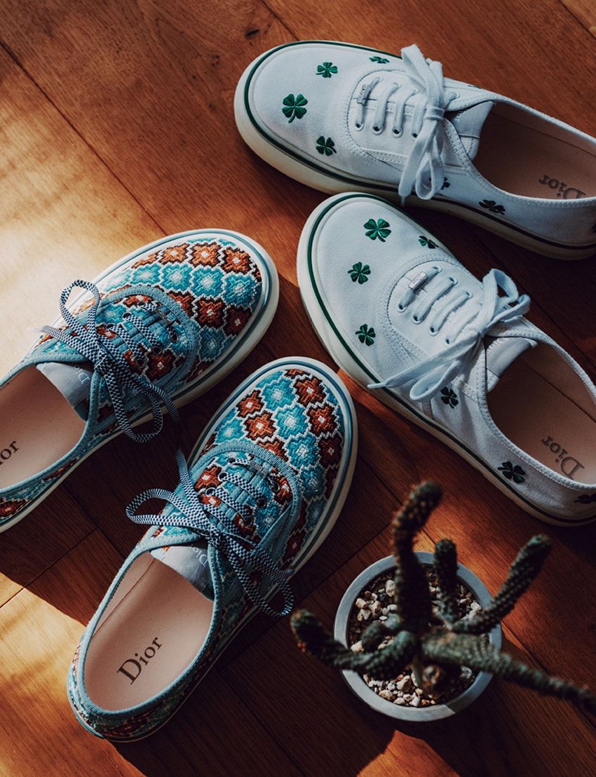 ディオールから“潮風”薫るキャンバススニーカーが登場！華やかな刺繍で春コーデに彩りを - 1枚目の画像
