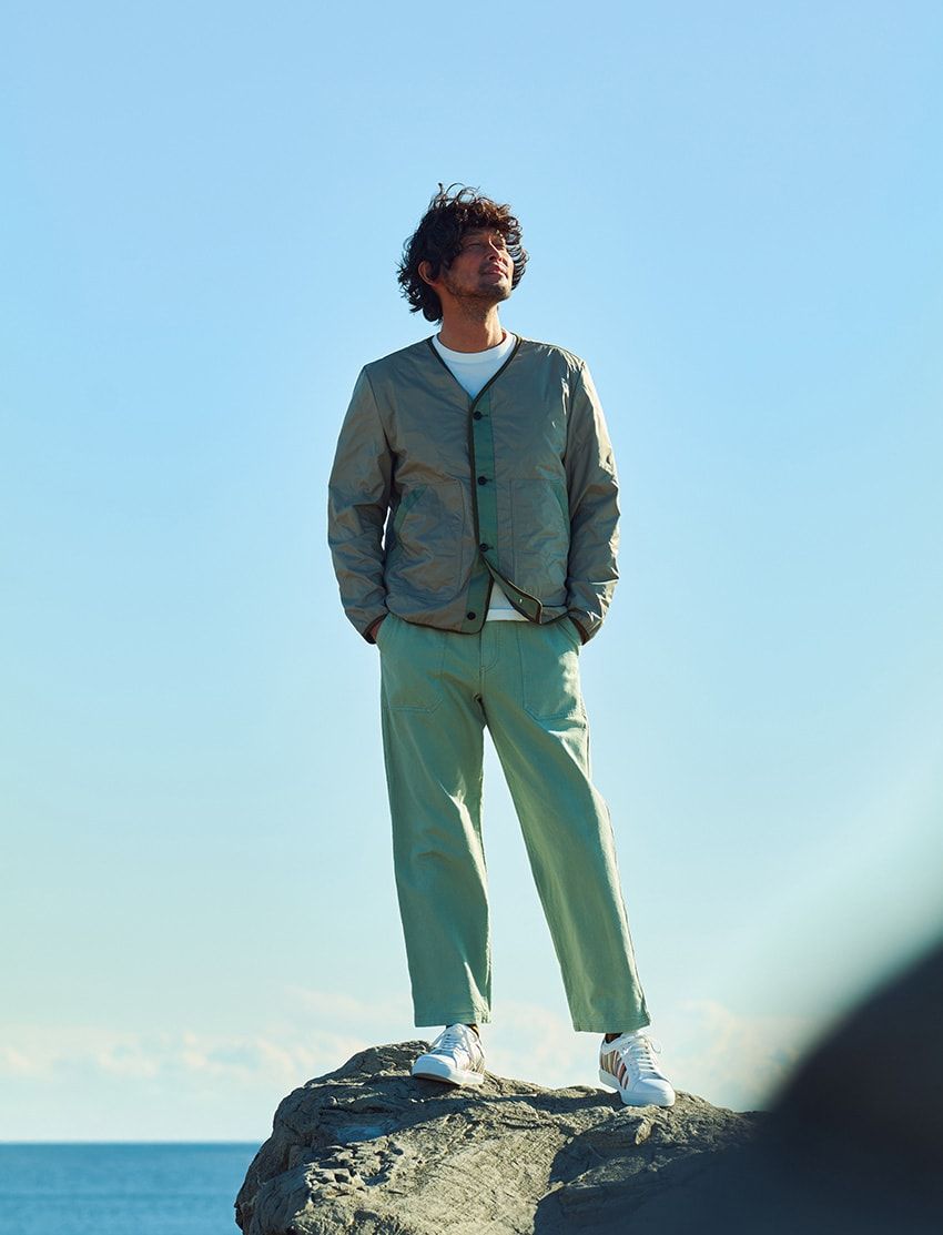 パンツ2万2000円、ブルゾン4万1800円／ともにPS ポール・スミス、Tシャツ1万4300円、スニーカー8万5000円／ともにポール・スミス（すべてポール・スミス リミテッド　03-3478-5600）